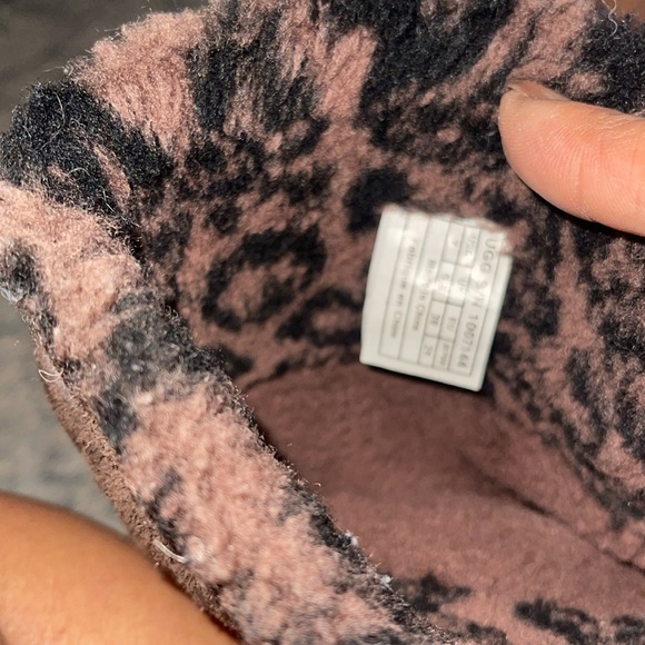 Dark brown UGGs size 7 - Picture 5 of 6